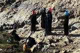 IMG_2575 donne attingono l'acqua dalla cisterna, Shahara